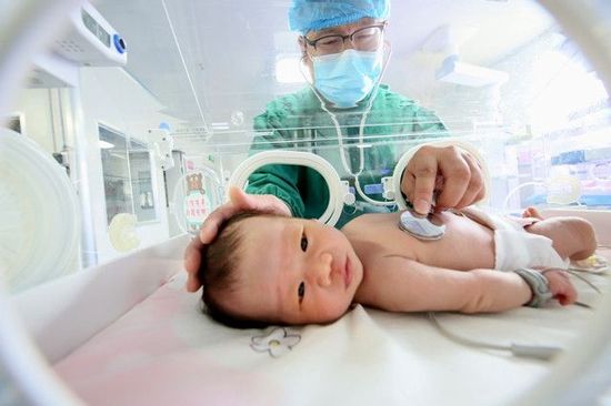 8月18日，河南省洛阳市汝阳县妇幼保健院医生在新生儿监护室工作。新华社图