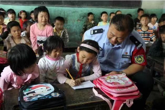 陈宇给同学们上课。沭阳县公安局供图