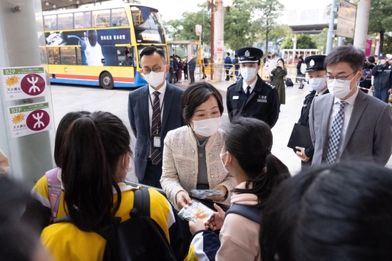香港跨境中学生今起回港上课