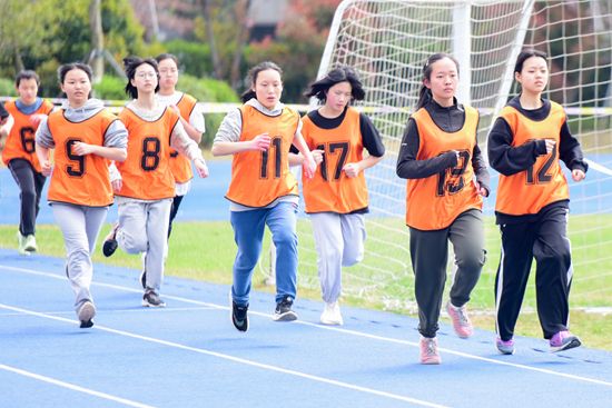 2022年3月28日，江苏苏州，高新区实验初级中学安排初三学生进行长跑体育项目的模拟测试，为即将到来的体育中考作准备。视觉中国供图