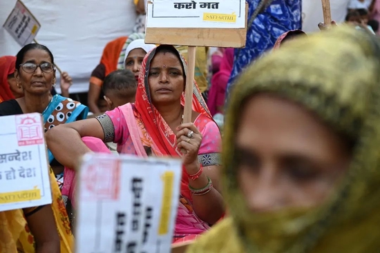 ▲当地时间2022年10月16日，印度新德里一个贫民窟，妇女们发起“无童婚印度”运动，呼吁政府根除童婚。图/视觉中国