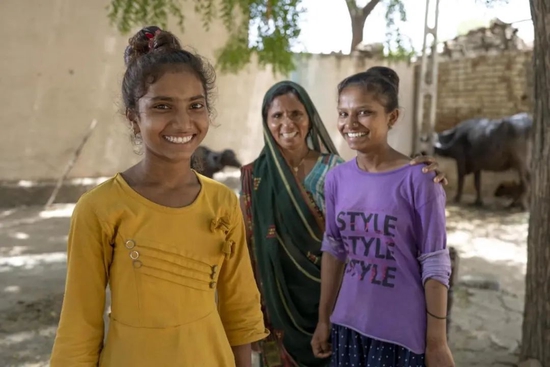 ▲在印度古吉拉特邦，15岁的桑迪亚和17岁的阿莎与她们的母亲一起接受社区志愿者的家访，这些志愿者帮助她们提高了对童婚的认识，并鼓励父母继续让女儿们接受教育。图/UNICEF/UN0652678/Panjwani