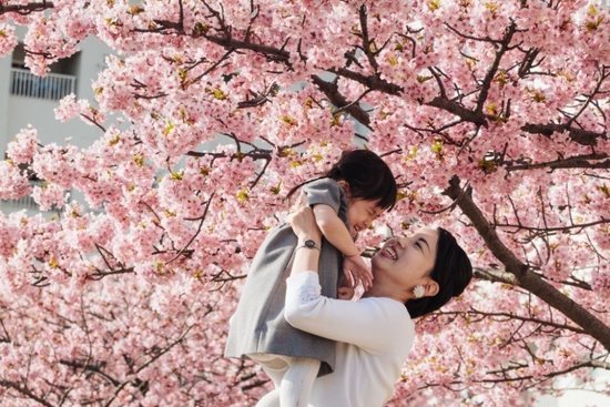 2022年3月9日，人们在日本东京旧中川沿岸的樱花树下。图片来源：新华社