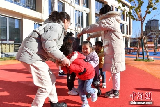 资料图：雄安容和佳泰幼儿园的老师带领小朋友做课间游戏中新社记者 韩冰 摄