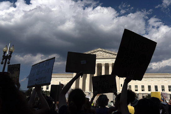 当地时间6月25日，美国华盛顿，堕胎权支持者们在最高法院外抗议。（资料图）