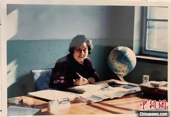 1980年，张楠的母亲刁春英老师在学校办公室备课。张楠供图