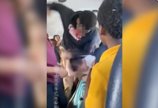 美国9岁女孩校车内遭狂殴 30秒画面曝光