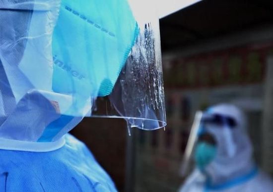 防范疫情叠加呼吸道疾病 市民要坚持科学规范佩戴口罩