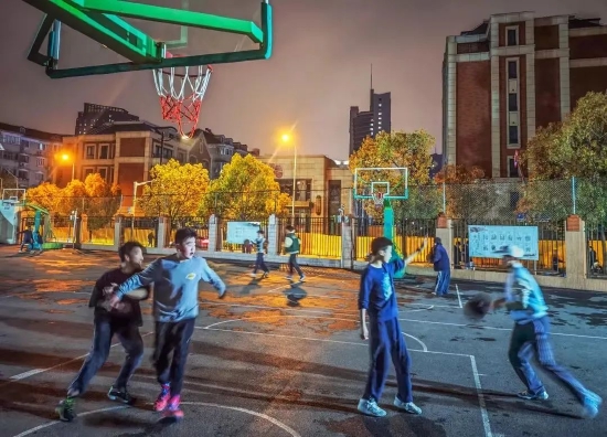 居民在长宁区少科站打篮球。受访者供图