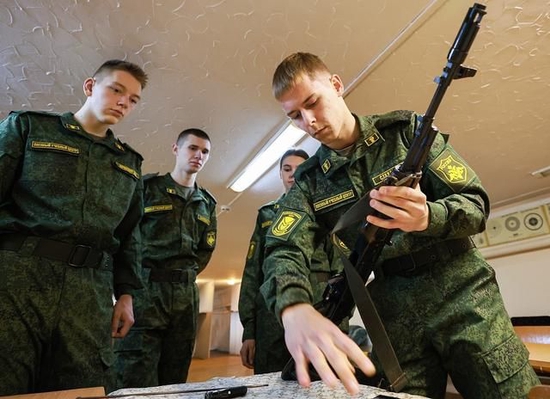 俄罗斯中学下学年将开始“军训” 俄官员：非常有意义