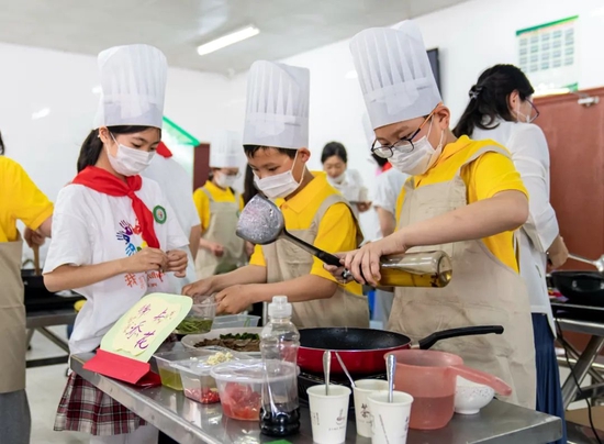 △5月5日，江苏海安一小学学生进行“厨艺”比拼。