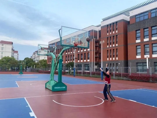 居民在嘉定一中附属小学校园内锻炼。 “上海嘉定”公众号 图