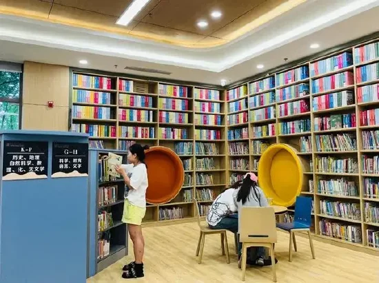 在重庆市江北区图书馆少儿阅览区内家长和学生正在阅读书籍。新华社记者 周思宇 摄