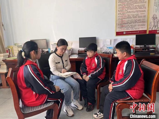 武黎芳和学生进行交流。潞州区融媒体中心供图