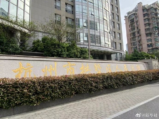 杭州女童被保姆遗留电梯致坠亡案今日一审开庭