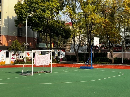 浦东新区临沂二村小学的内的足球球门上晾晒着被子。澎湃新闻见习记者 蒋乐来 图