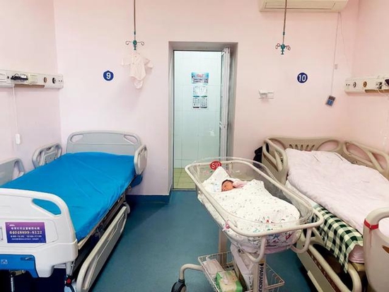 北京市东城区妇幼保健院产科病房区的双人间病房。由于分娩量下降，再加上疫情防控需要，现在每间仅安排住一名产妇。摄影/本刊记者 于冉
