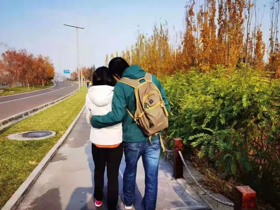 刘岱岳和女儿。图片来源：微信公众号“ALSO孤独症”