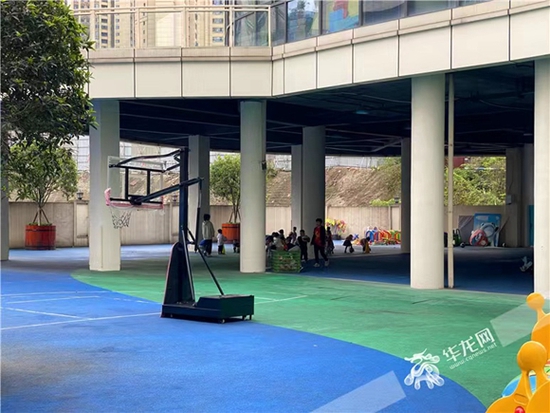 小朋友正在上篮球特色课。华龙网-新重庆客户端记者 刘钊 摄