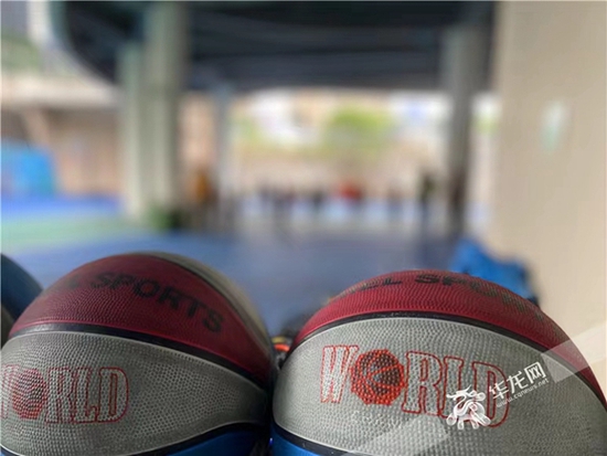 幼儿园开展了篮球等特色课。华龙网-新重庆客户端记者 刘钊 摄
