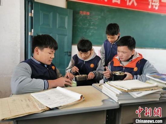 刘宇、徐淮和同学一起吃午饭。刘兆春 摄