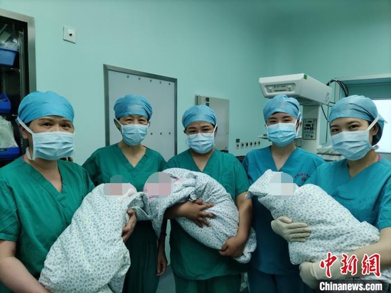 医护人员和三胞胎合影 武汉大学人民医院供图