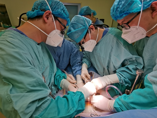 女孩在手术中。上海交大医学院附属仁济医院 供图