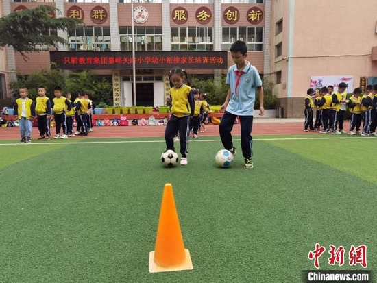 6月6日，甘肃省妇联保育院联合嘉峪关路小学开展科学幼小衔接暨家长开放日活动。徐雪摄