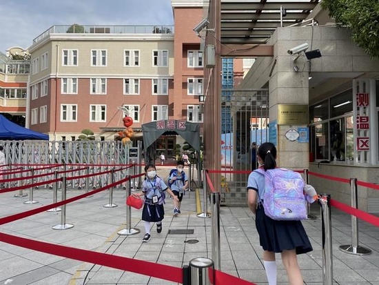 9月1日早上7时许，上海市第一师范学校附属小学门口，孩子们蹦蹦跳跳进校园。 本文图片 澎湃新闻记者 巩汉语