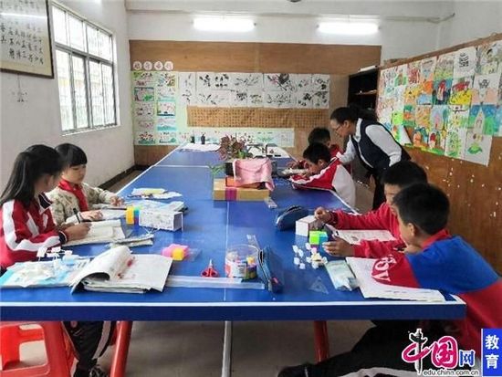 吴爱民在给学生上数学课,长方体、正方体的认识。