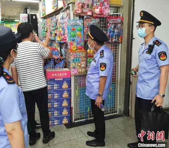 黄浦区查办未经强制认证的弹射玩具案。上海市场监管局供图