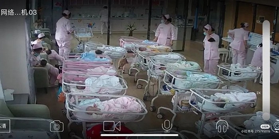 住在月子中心，可以通过视频看到护士们照顾宝宝