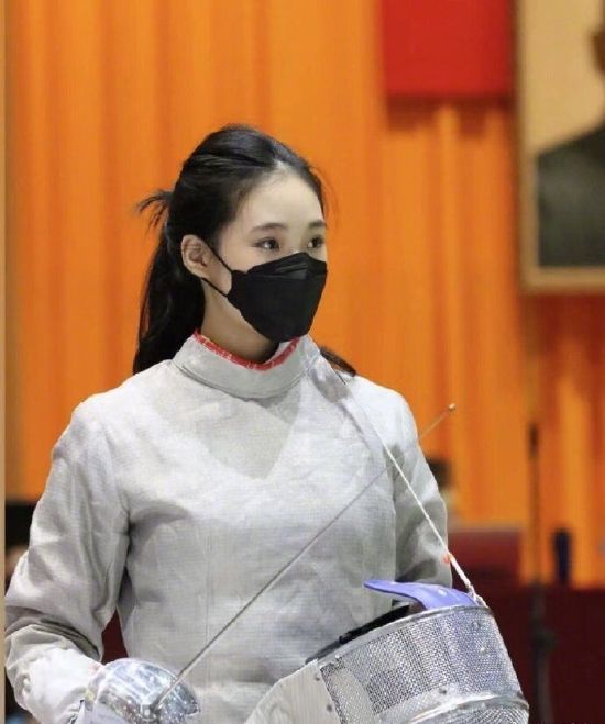 小S支持二女儿练习击剑 玩笑称不爽女儿被说像大S