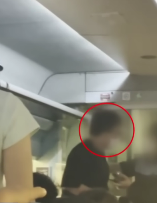 图为在韩国高铁上闹事的男子（韩国Channel A电视台）