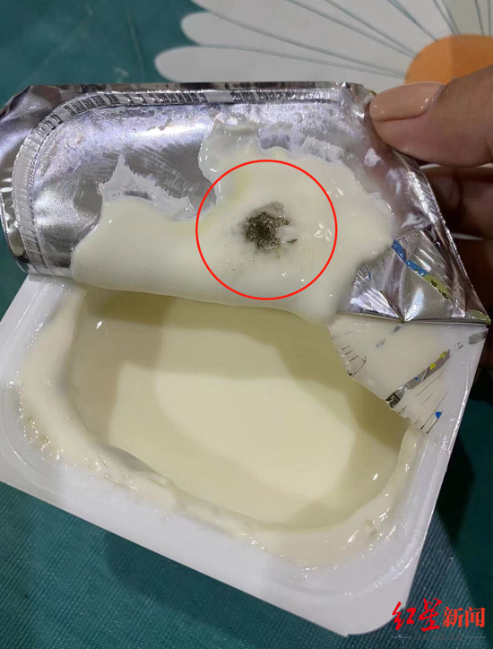女子称购买6杯光明酸奶均有霉斑 2岁儿子饮用后身体不适