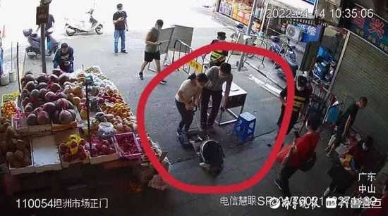 广东一岁女孩从遛娃神器婴儿车摔下 致唇部贯通伤