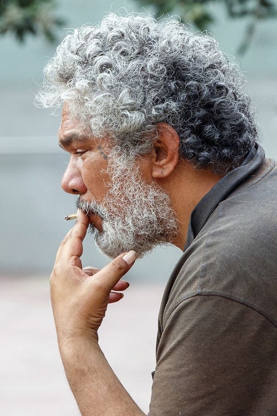 2021年12月9日， 一名男子在新西兰奥克兰的一个广场抽烟。（美联社）