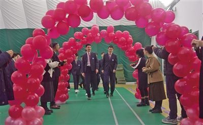 2月12日，中国科学院附属实验学校高中部体育馆，开学典礼上为高三学生举办了“成人礼”。新京报记者 李木易 摄