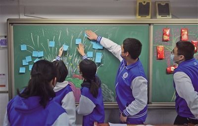 2月12日，北京市第十八中学，高二（4）班欢迎仪式上，同学们将新学期心愿贴在黑板上。 新京报记者 李木易 摄