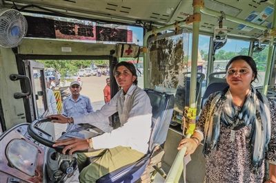 2022年8月23日，印度新德里，德里运输公司（DTC）新任命的女性公交车司机。作为一项为女性提供就业机会倡议的一部分，DTC任命了第一批11名女性公交车司机。图/视觉中国