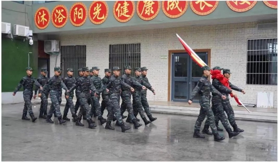 ▲学生们参加升旗仪式。  图/河南省雅圣思教育科技有限公司官网
