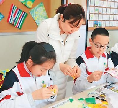 吉林省第二实验高新学校中学的美术课堂。 （资料图片）