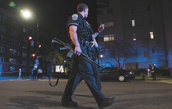 4月22日，在美国首都华盛顿，警察在枪击事件现场工作。美国首都华盛顿西北部一处街区22日下午发生一起枪击事件，造成4人受伤，枪手随后自杀。 新华社记者 刘杰摄