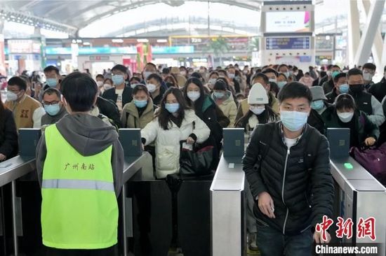 广州南站旅客排队检票进站钟健豪摄