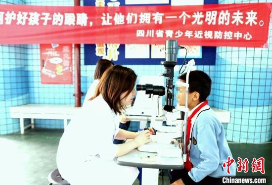 眼科医生给青少年检查眼睛。（资料图）四川省人民医院供图