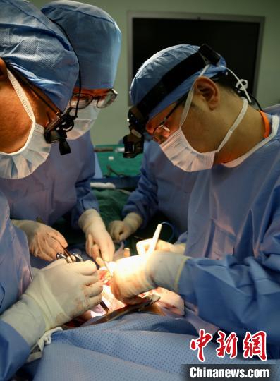 12岁少女被20厘米肿瘤压迫心脏 粤专家成功“拆弹”