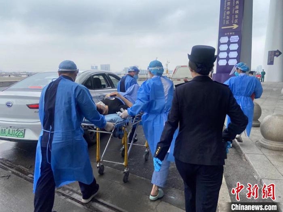 孕妇突然早产 广州南站紧急开辟生命通道